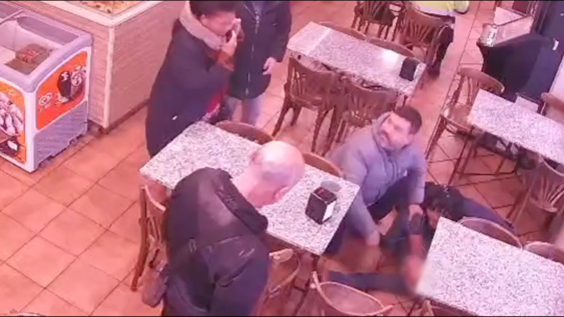 Imagen del hombre en el suelo en Coruña por un ataque al corazón Imagen del hombre en el suelo en Coruña por un ataque al corazón