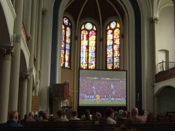 Imagen de la iglesia de Berlín en la que se puede ver la Eurocopa en una iglesia