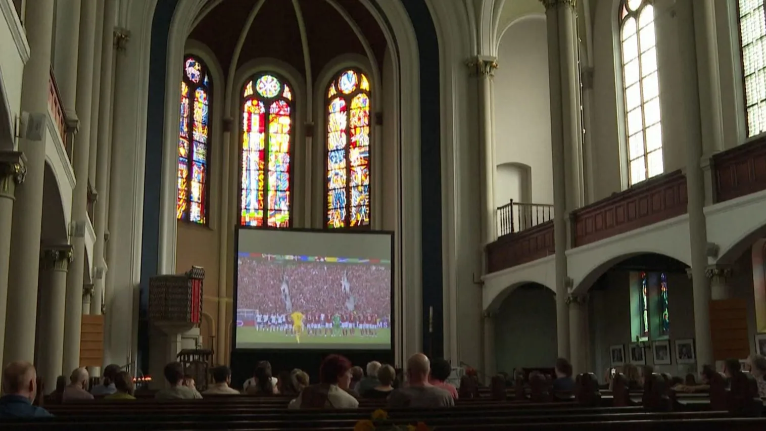 Imagen de la iglesia de Berlín en la que se puede ver la Eurocopa en una iglesia Imagen de la iglesia de Berlín en la que se puede ver la Eurocopa en una iglesia