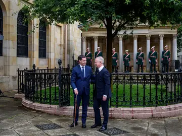 El lehendakari, Imanol Pradales, recibe la felicitación de su Iñigo Urkullu El lehendakari, Imanol Pradales, recibe la felicitación de su Iñigo Urkullu