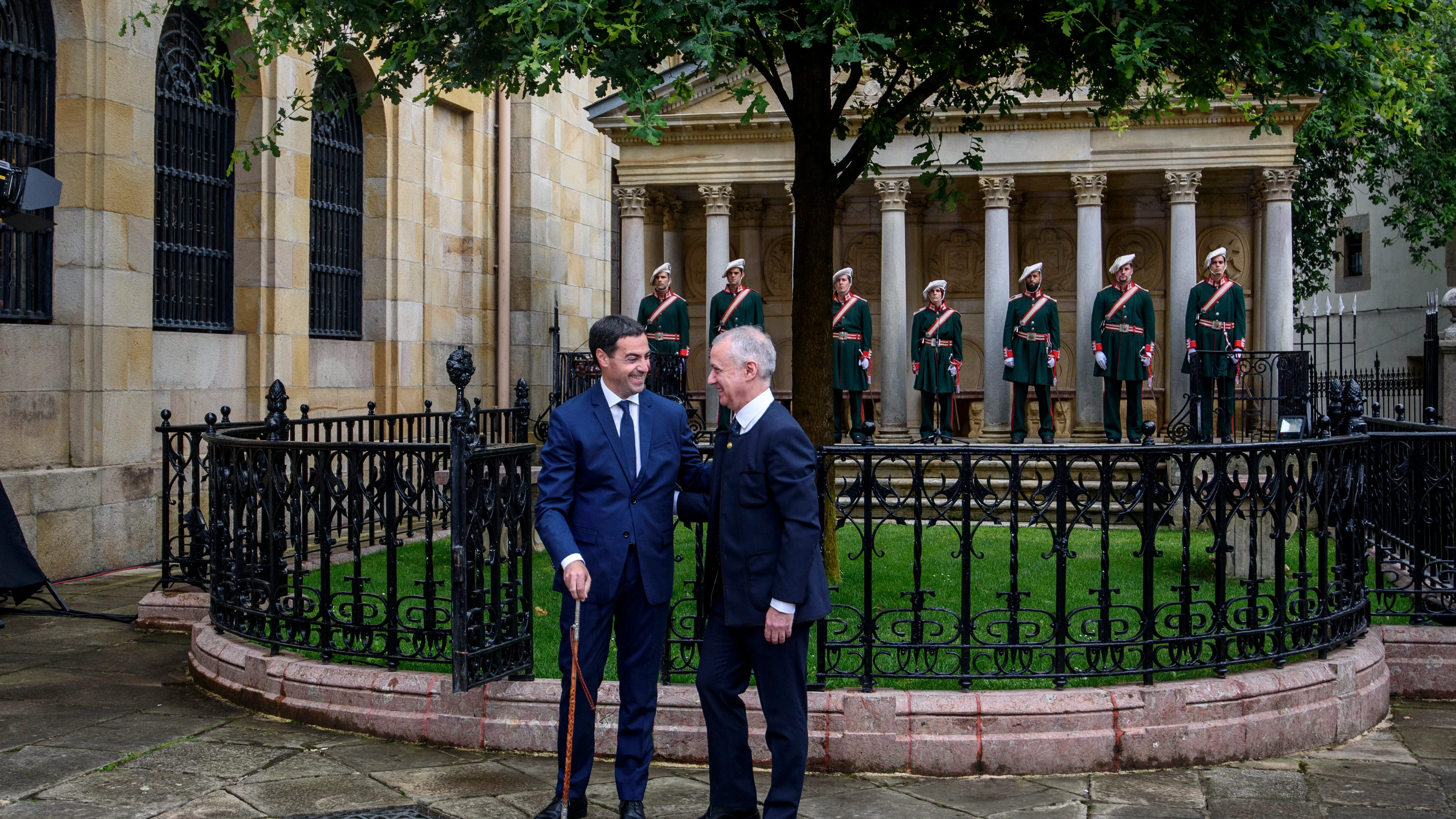 El lehendakari, Imanol Pradales, recibe la felicitación de su Iñigo Urkullu El lehendakari, Imanol Pradales, recibe la felicitación de su Iñigo Urkullu