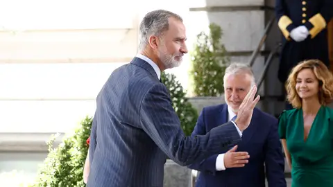 El rey Felipe VI saludando a la prensa El rey Felipe VI saludando a la prensa