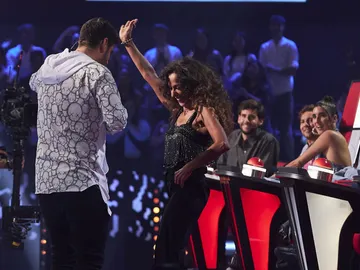 Complicidad y mucha química: Melendi saca a bailar a Rosario mientras canta ‘Desde que estamos juntos’ Complicidad y mucha química: Melendi saca a bailar a Rosario mientras canta ‘Desde que estamos juntos’