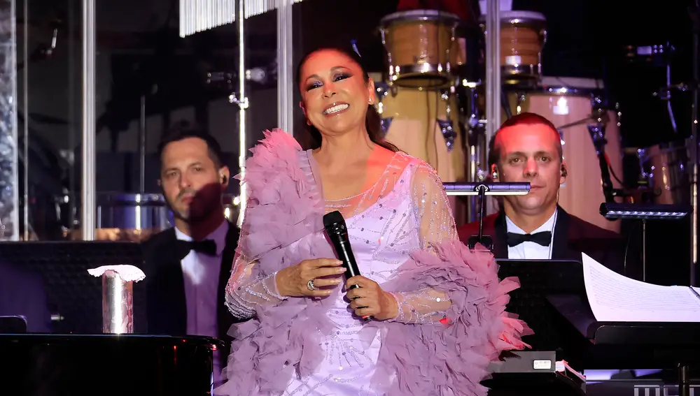 Isabel Pantoja, sonriente durante su concierto en Illescas