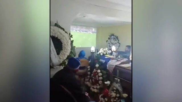Aficionados chilenos se ponen a ver el partido de Chile de la Copa América en pleno velatorio Aficionados chilenos se ponen a ver el partido de Chile de la Copa América en pleno velatorio