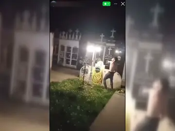 Unos jóvenes destrozan con violencia el cementerio de Valdoviño (A Coruña): "No los dejan ni descansar en paz" Unos jóvenes destrozan con violencia el cementerio de Valdoviño (A Coruña): "No los dejan ni descansar en paz"