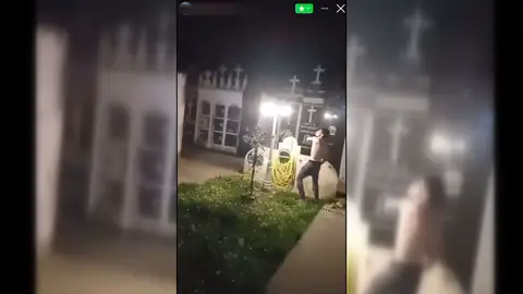 Unos jóvenes destrozan con violencia el cementerio de Valdoviño (A Coruña): "No los dejan ni descansar en paz" Unos jóvenes destrozan con violencia el cementerio de Valdoviño (A Coruña): "No los dejan ni descansar en paz"