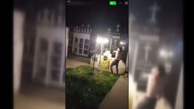 Unos jóvenes destrozan con violencia el cementerio de Valdoviño (A Coruña): 