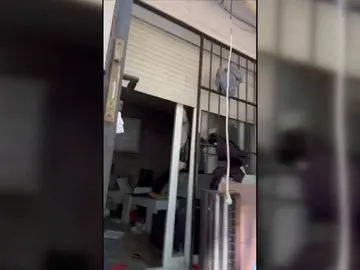 Entramos en la vivienda del presunto asesino a la fuga de Girona, destrozada por la familia de las víctimas Entramos en la vivienda del presunto asesino a la fuga de Girona, destrozada por la familia de las víctimas