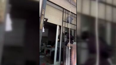 Entramos en la vivienda del presunto asesino a la fuga de Girona, destrozada por la familia de las víctimas