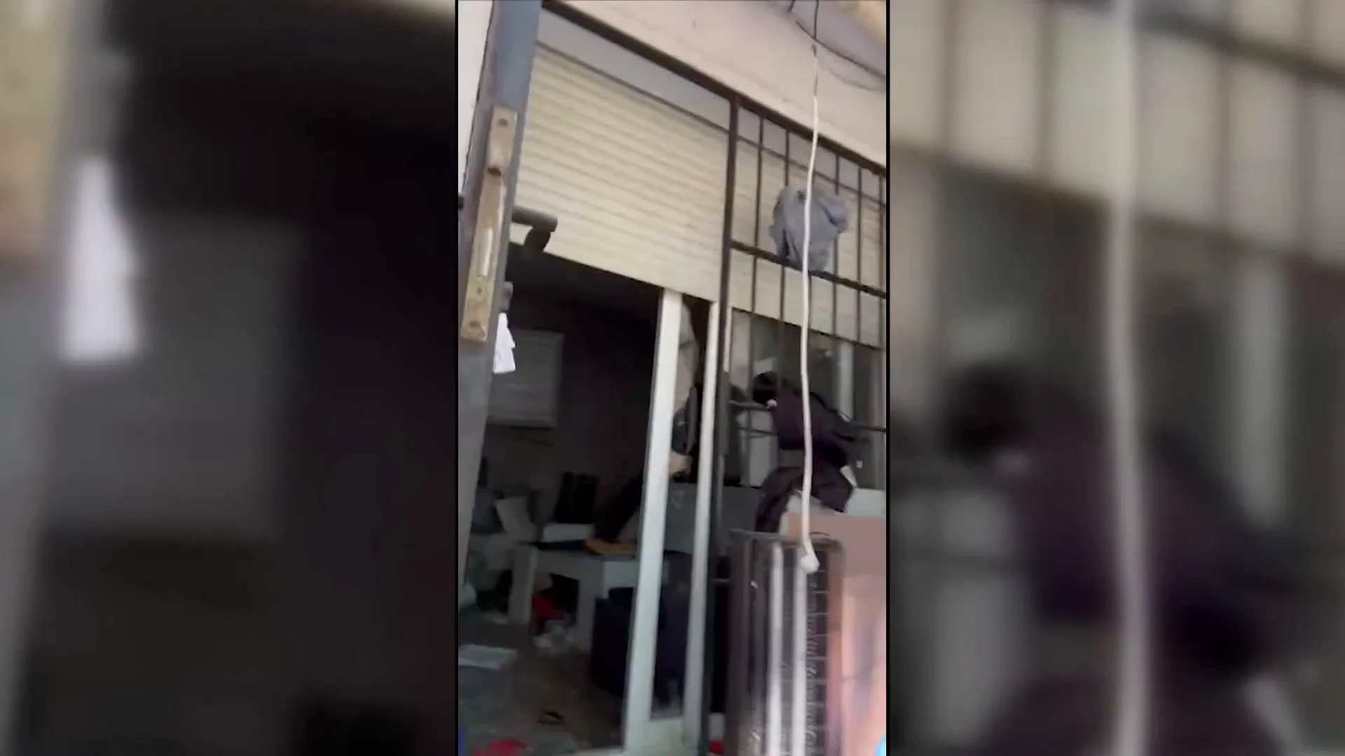 Entramos en la vivienda del presunto asesino a la fuga de Girona, destrozada por la familia de las víctimas Entramos en la vivienda del presunto asesino a la fuga de Girona, destrozada por la familia de las víctimas