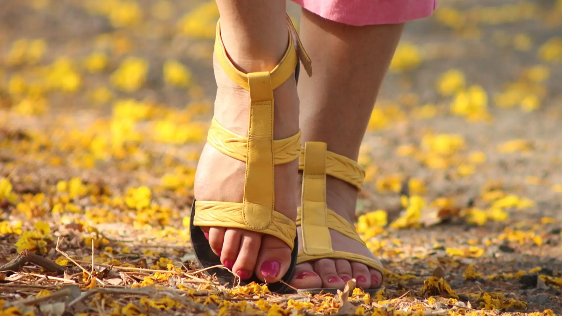 Primer plano de pies con sandalias