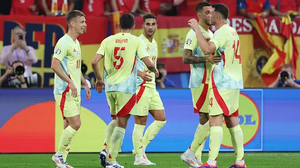 La selecci&oacute;n espa&ntilde;ola celebra el gol de Ferran Torres