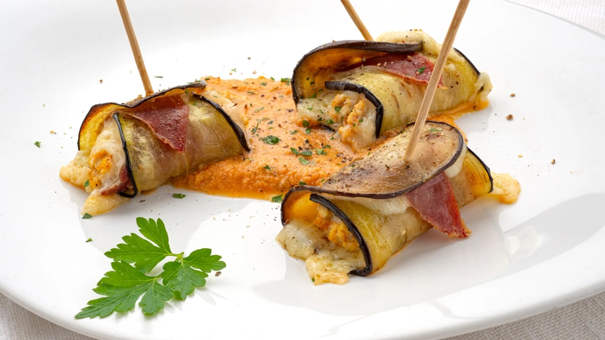 Arguiñano, fascinado con los rollitos de pollo y berenjena con salsa de tomate asado: "Estoy deseando probar esta receta" Arguiñano, fascinado con los rollitos de pollo y berenjena con salsa de tomate asado: "Estoy deseando probar esta receta"