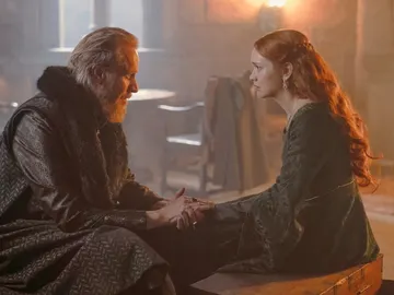 Paddy Considine y Olivia Cooke como Otto Hightower y Alicent en La Casa del Dragón Paddy Considine y Olivia Cooke como Otto Hightower y Alicent en La Casa del Dragón