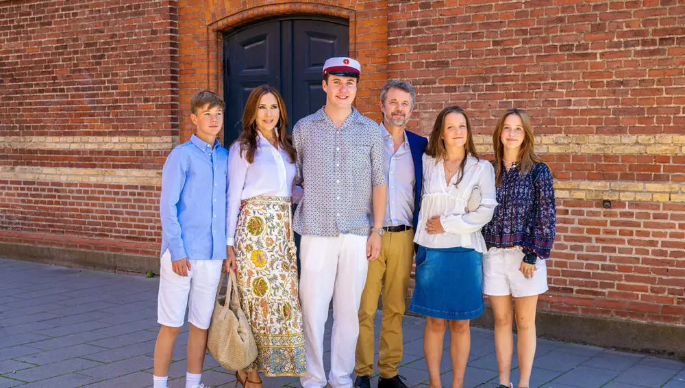 La familia real danesa acompañando a su hijo en su último día de clase