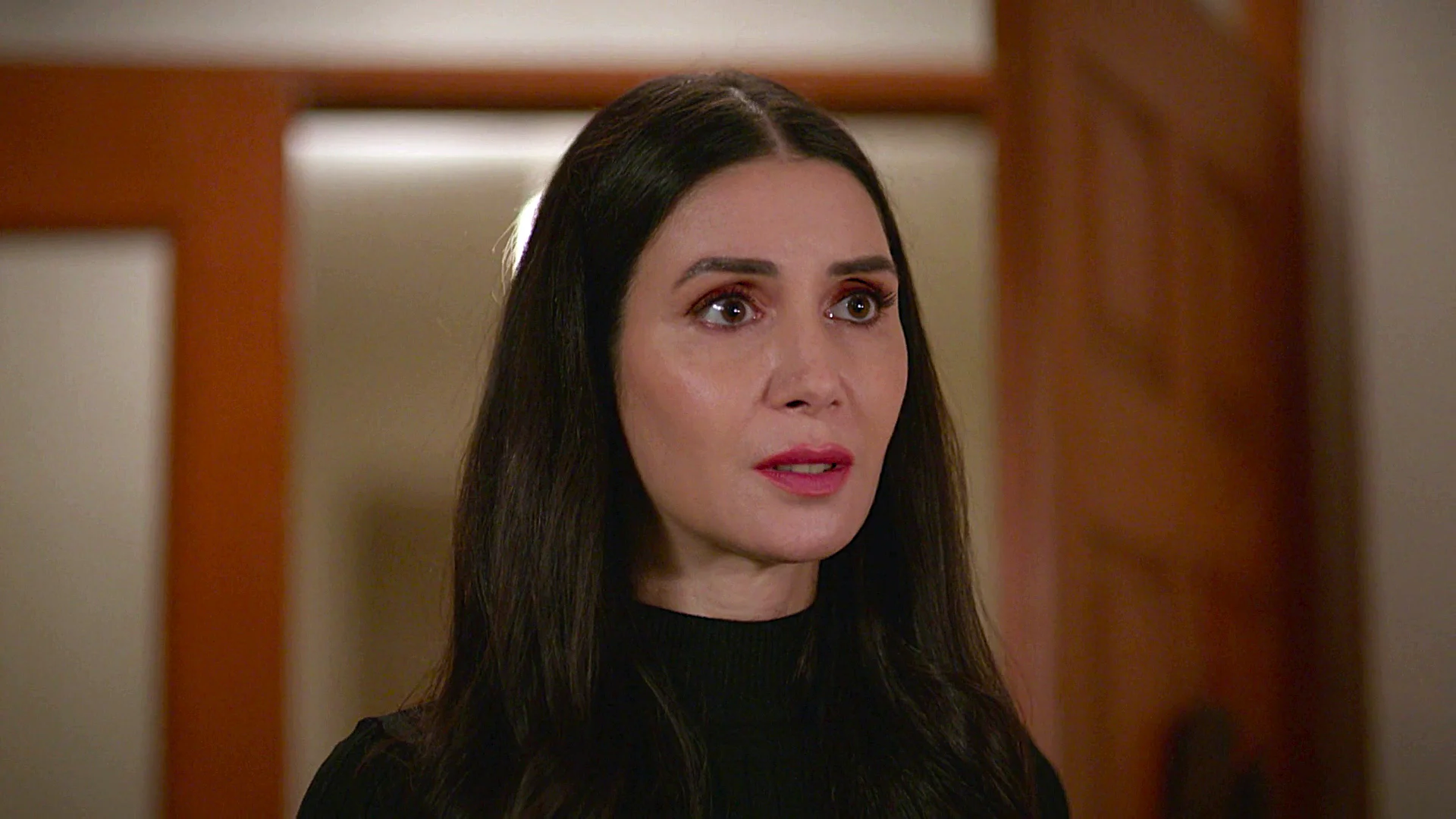 Yaman corre a los brazos de Suzan tras descubrir que está embarazada. "No estoy enamorado de Süreyya. Te quiero a ti" Yaman corre a los brazos de Suzan tras descubrir que está embarazada. "No estoy enamorado de Süreyya. Te quiero a ti"