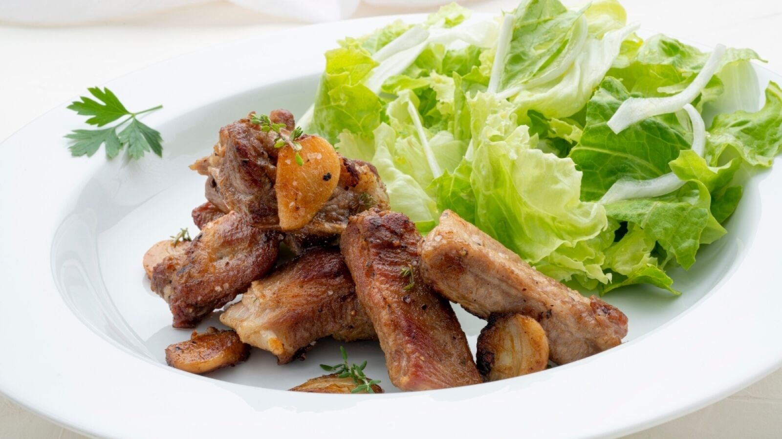 Costilla de cerdo al ajillo, de Karlos Arguiñano: lista en un abrir y cerrar de ojos