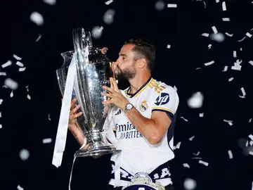 Nacho Fernández con la Decimoquinta en Cibeles Nacho Fernández con la Decimoquinta en Cibeles