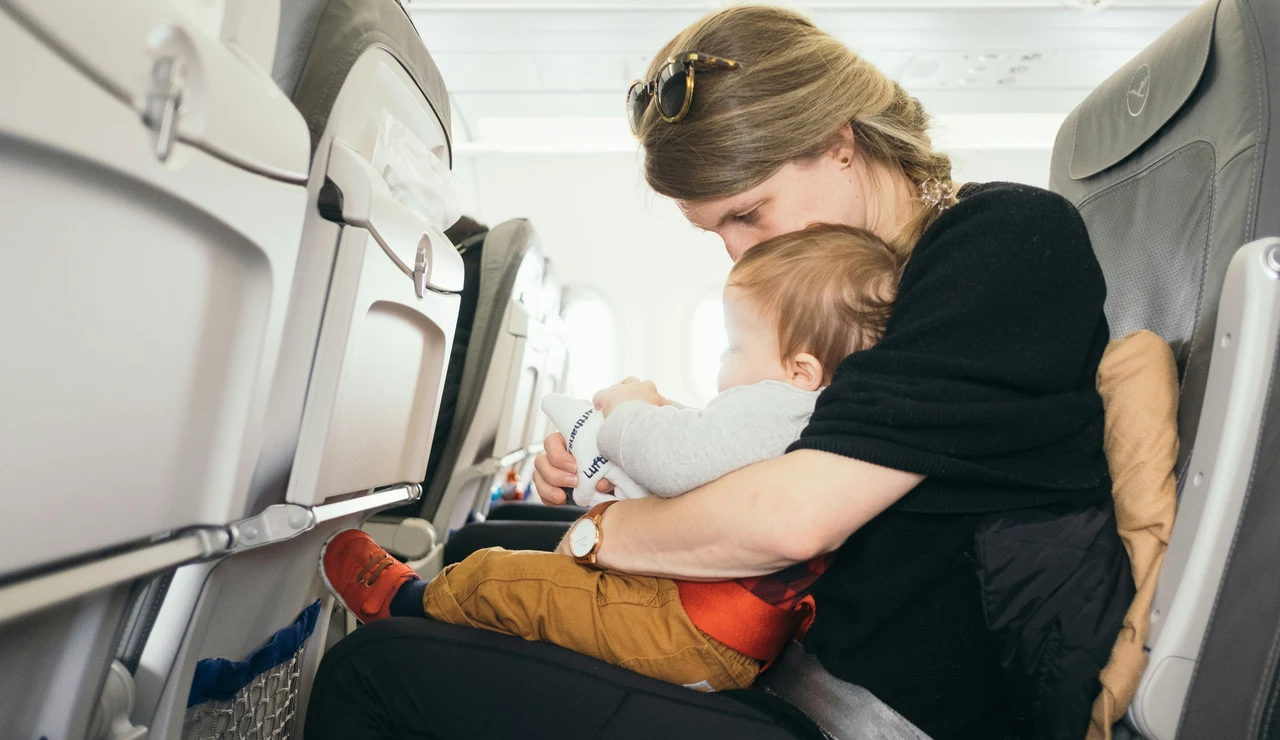 Madre con su hijo en el avión