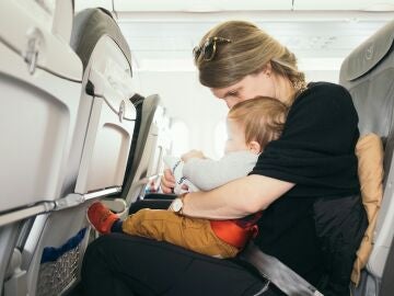 Madre con su hijo en el avión