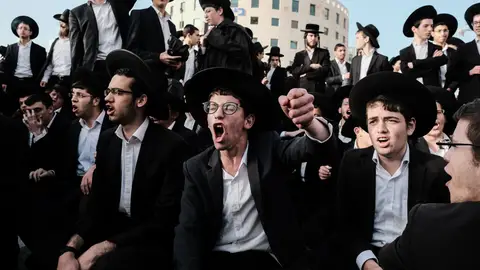 Judíos ultraortodoxos protestando