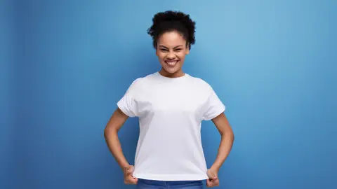 Mujer con camiseta limpia Mujer con camiseta limpia