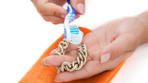 Limpiar joya de oro con un cepillo Limpiar joya de oro con un cepillo