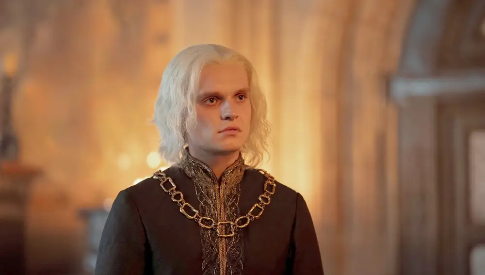 Tom Glynn-Carney como Aegon Targaryen en la temporada 2 de La Casa del Dragón