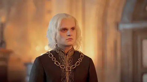Tom Glynn-Carney como Aegon Targaryen en la temporada 2 de La Casa del Dragón Tom Glynn-Carney como Aegon Targaryen en la temporada 2 de La Casa del Dragón