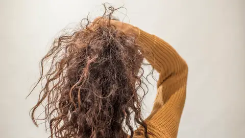 Mujer con el pelo rizado y encrespado Mujer con el pelo rizado y encrespado
