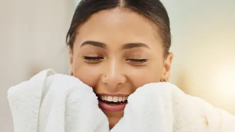 Mujer feliz con una toalla Mujer feliz con una toalla