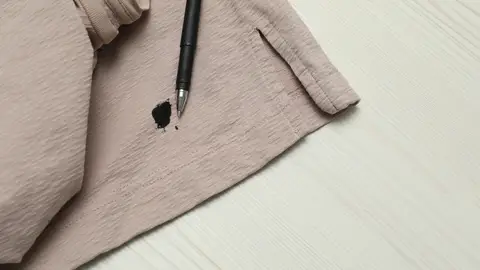 Una camiseta manchada de tinta de bolígrafo Una camiseta manchada de tinta de bolígrafo