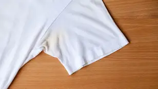 Mancha de sudor en una camiseta blanca