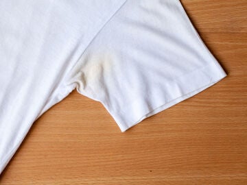 Mancha de sudor en una camiseta blanca