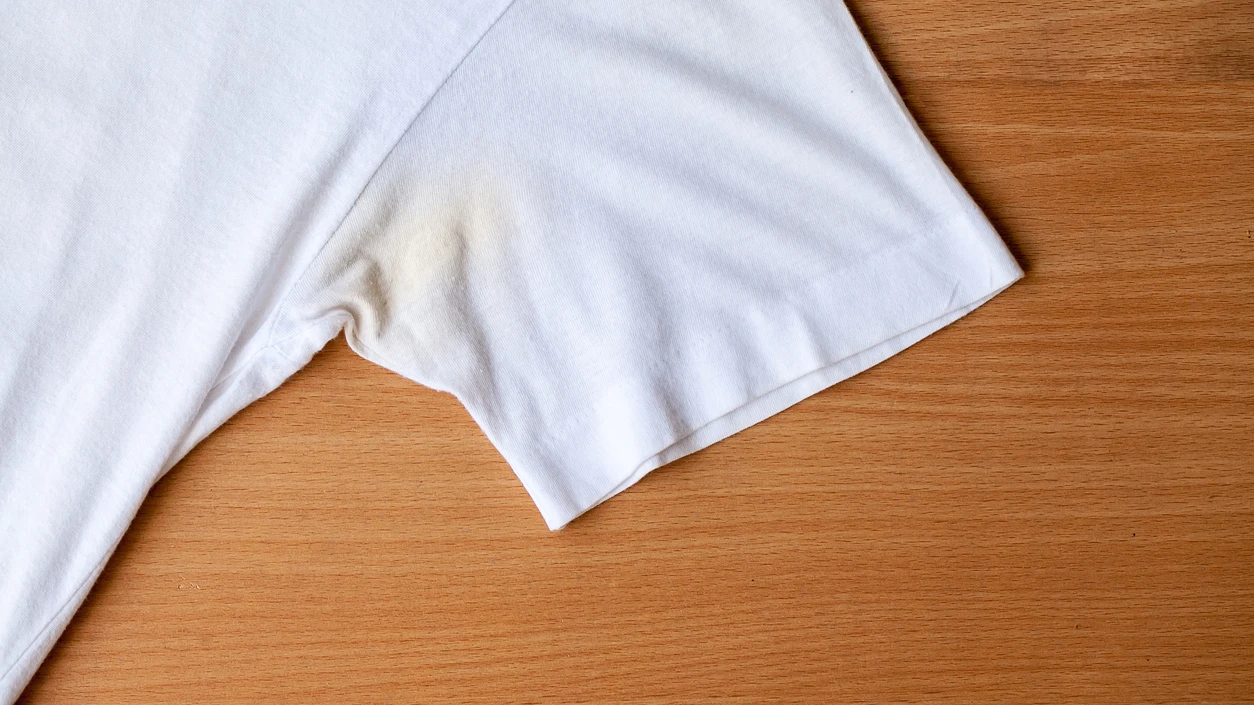 Mancha de sudor en una camiseta blanca Mancha de sudor en una camiseta blanca