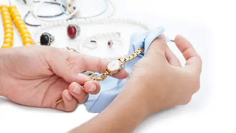 Limpiar un reloj de oro con un trapo Limpiar un reloj de oro con un trapo