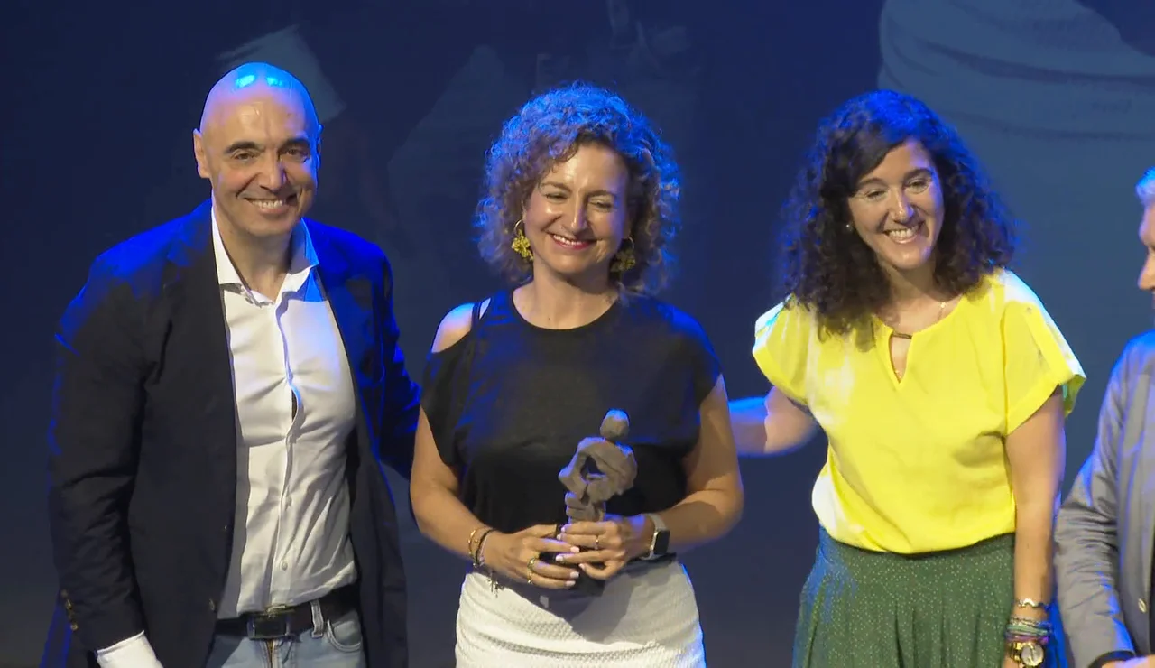 Mónica Prado, jefa del Área Digital de Antena 3 Noticias, recoge el Premio VivoFácil 2024