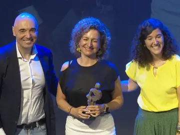 Mónica Prado, jefa del Área Digital de Antena 3 Noticias, recoge el Premio VivoFácil 2024 Mónica Prado, jefa del Área Digital de Antena 3 Noticias, recoge el Premio VivoFácil 2024