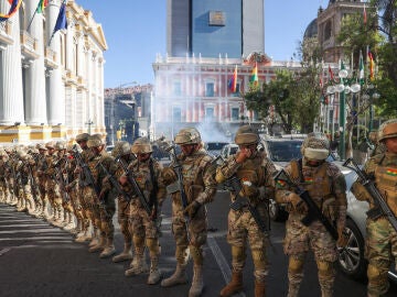 Militares frente a la sede del Gobierno de Bolivia
