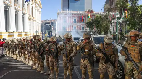 Militares frente a la sede del Gobierno de Bolivia