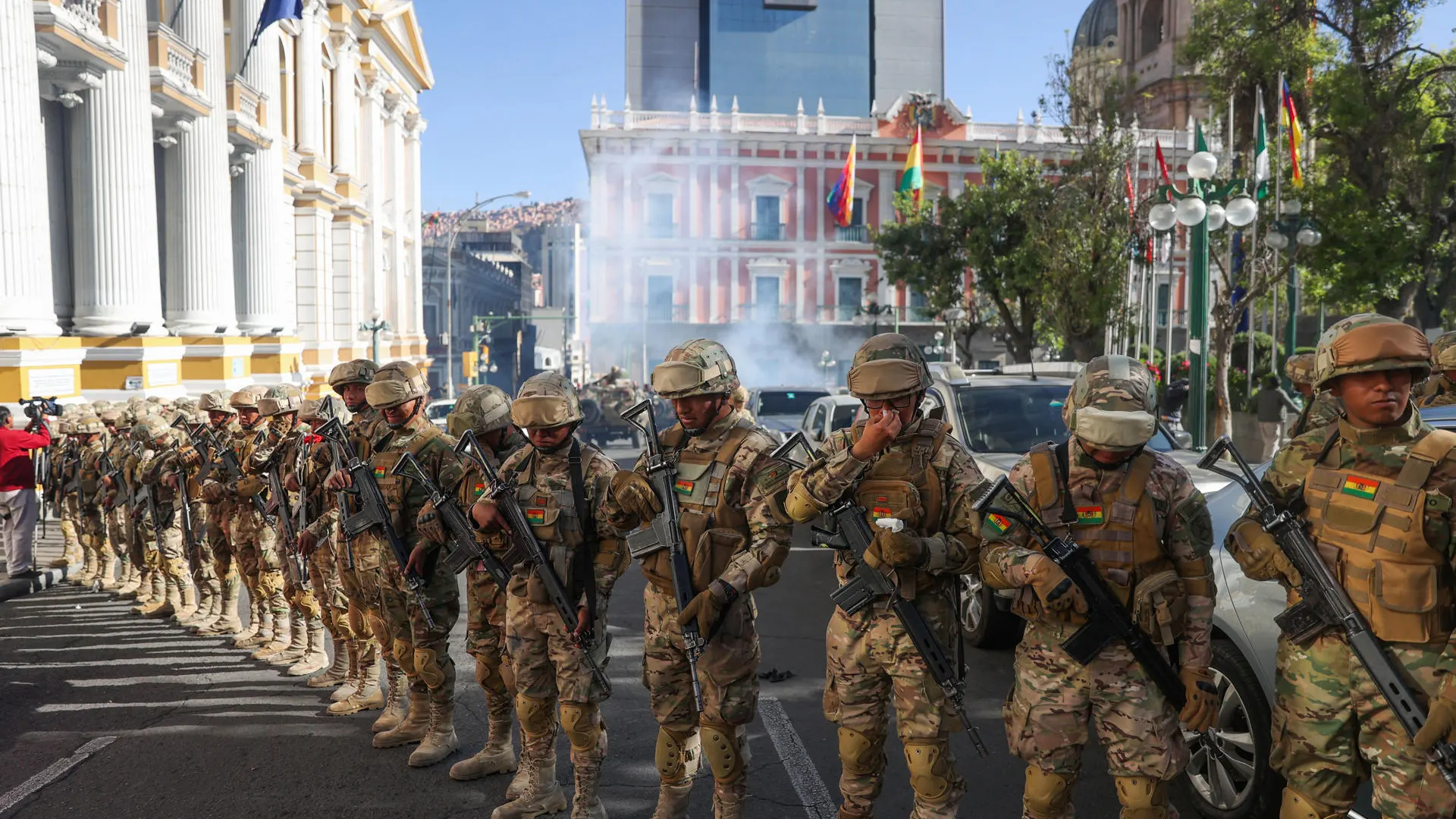 Militares frente a la sede del Gobierno de Bolivia Militares frente a la sede del Gobierno de Bolivia