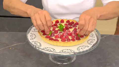 Decora la tarta con hojas de menta Decora la tarta con hojas de menta