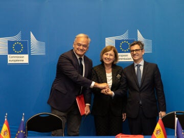 Esteban González Pons, Félix Bolaños y la vicepresidenta de la Comisión Europea, Vera Jourová