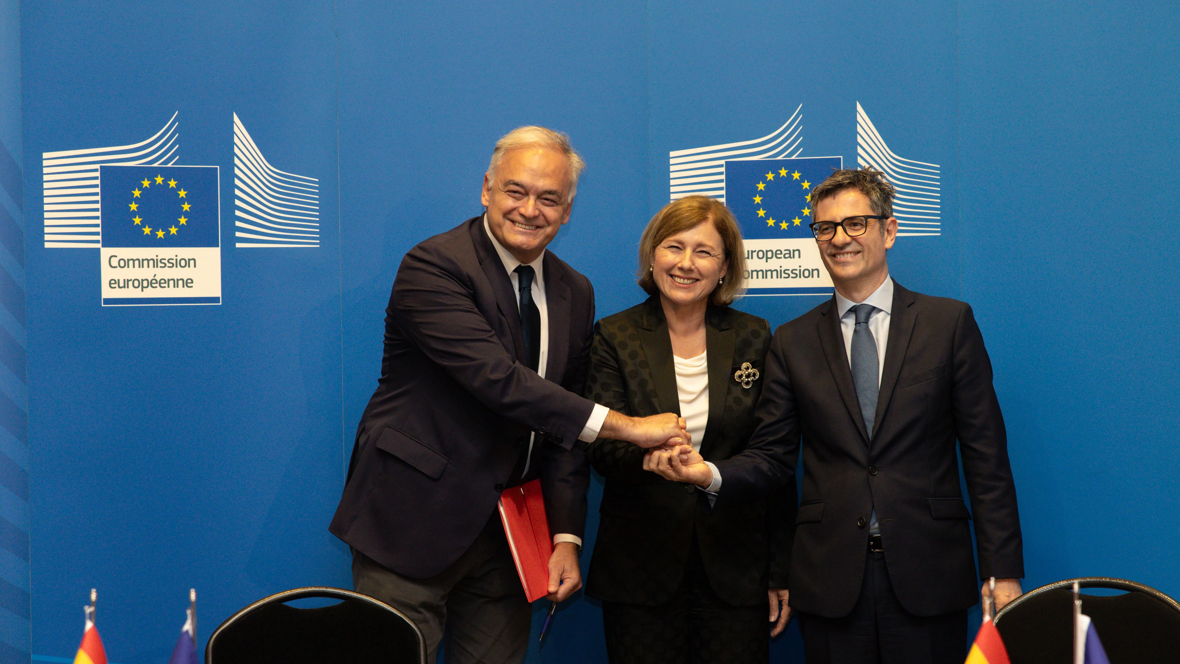 Esteban Gonz&aacute;lez Pons, F&eacute;lix Bola&ntilde;os y la vicepresidenta de la Comisi&oacute;n Europea, Vera Jourov&aacute;