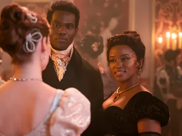 Hannah Dodd como Francesca Bridgerton, Victor Alli como John Stirling y Masali Baduza como Michaela en la temporada 3 de la serie Hannah Dodd como Francesca Bridgerton, Victor Alli como John Stirling y Masali Baduza como Michaela en la temporada 3 de la serie