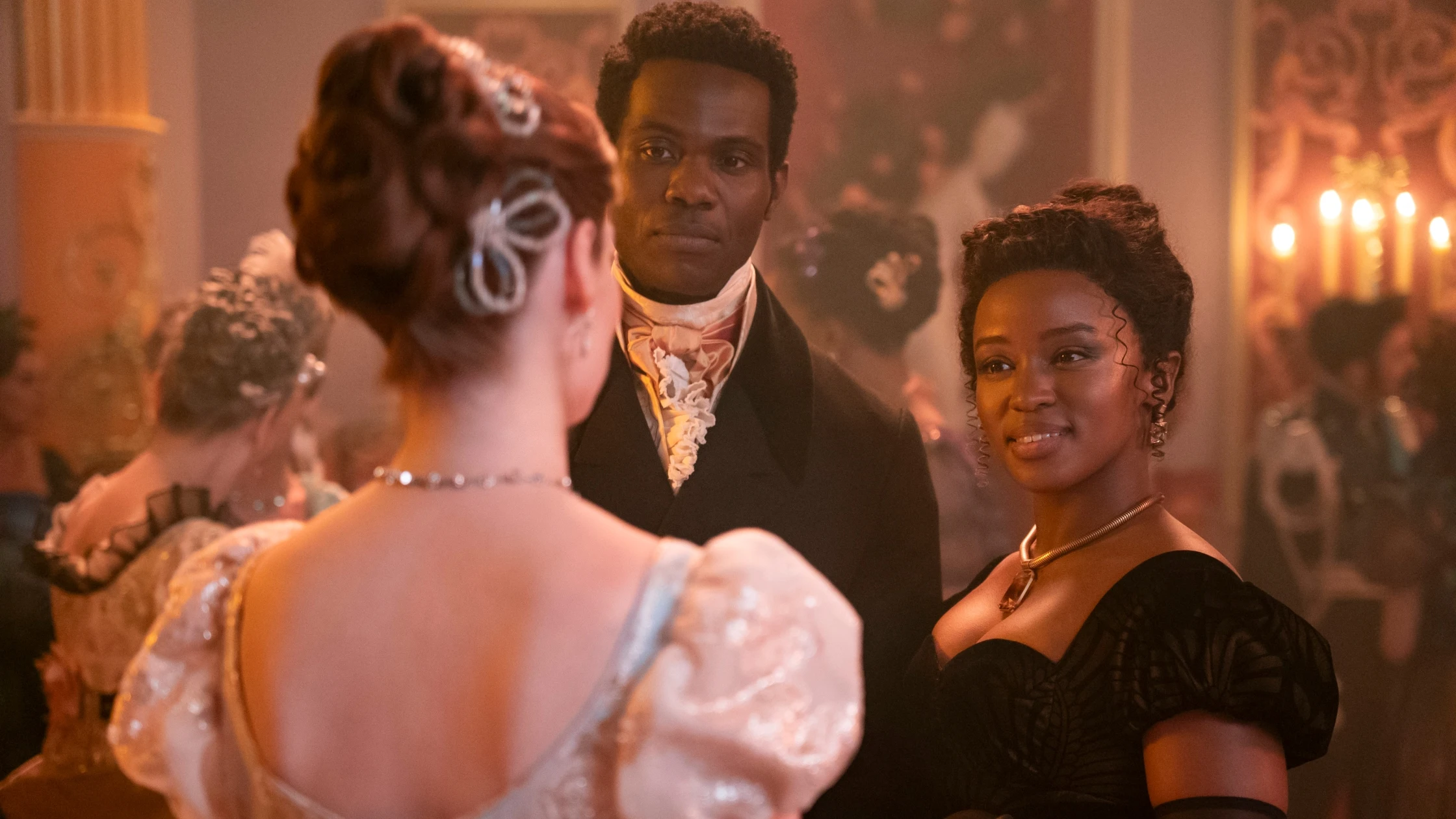Hannah Dodd como Francesca Bridgerton, Victor Alli como John Stirling y Masali Baduza como Michaela en la temporada 3 de la serie Hannah Dodd como Francesca Bridgerton, Victor Alli como John Stirling y Masali Baduza como Michaela en la temporada 3 de la serie