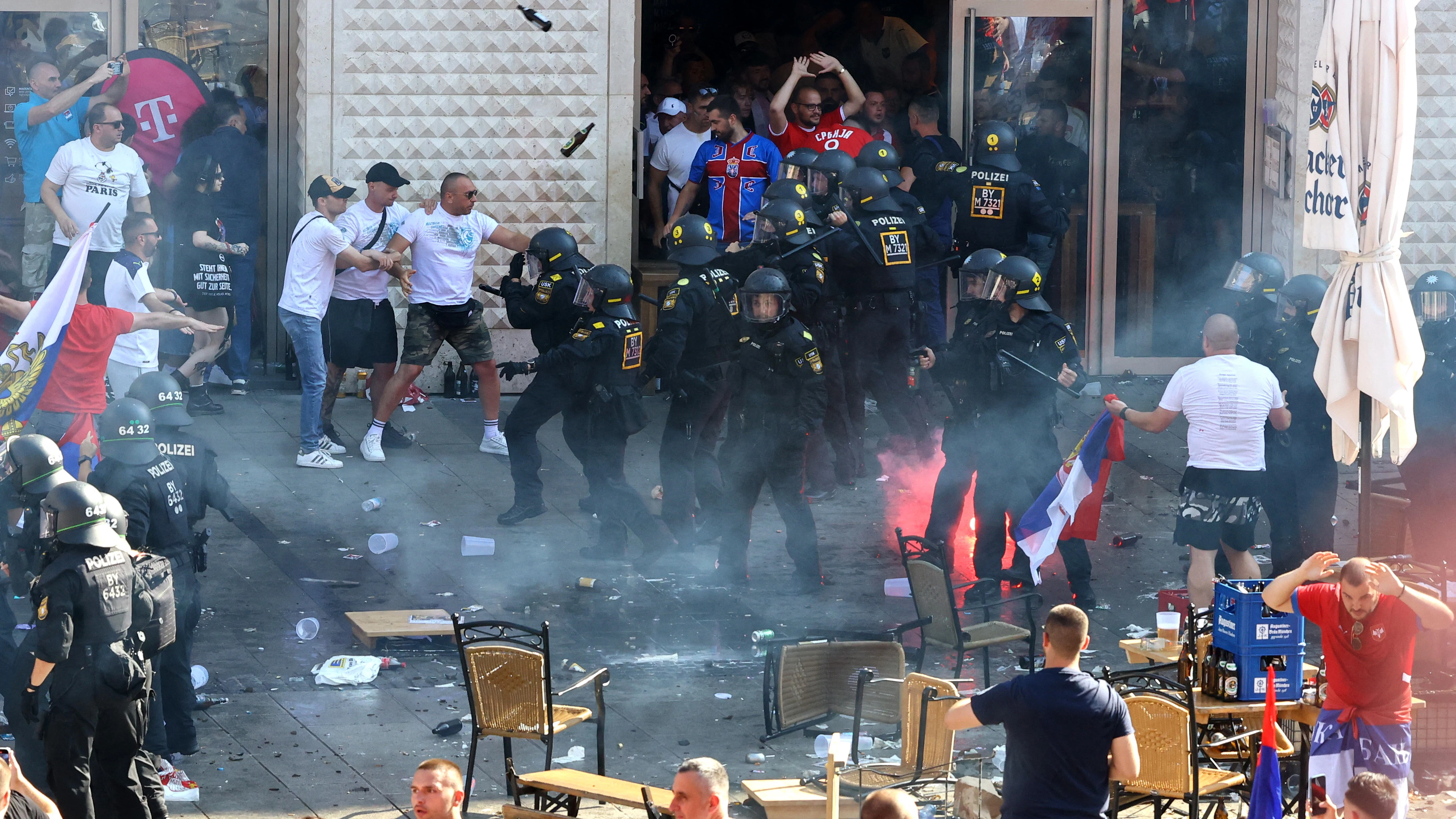 Pelea entre aficionados serbios y daneses en Múnich Pelea entre aficionados serbios y daneses en Múnich