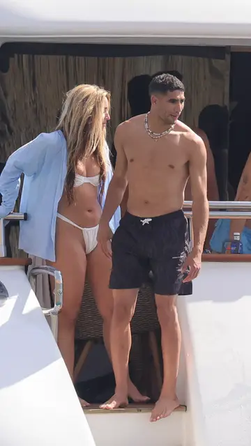 Achraf Hakimi y Lola índigo en Ibiza Achraf Hakimi y Lola índigo en Ibiza