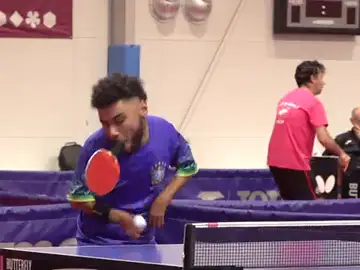 El español Anthony Fernandes juega al tenis de mesa con la pala en la boca El español Anthony Fernandes juega al tenis de mesa con la pala en la boca